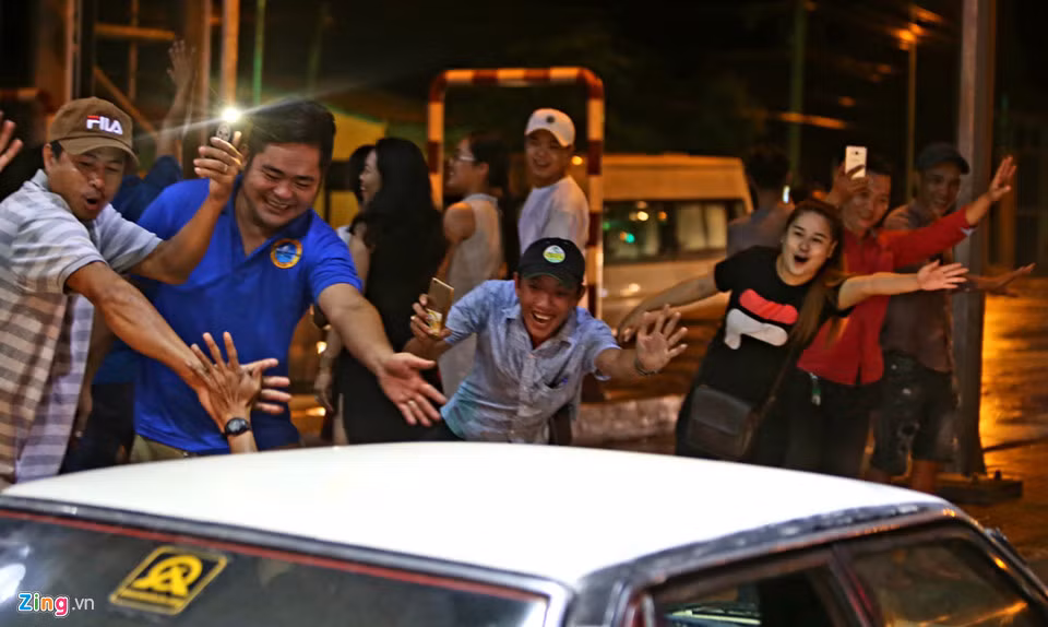 Từ 20h25 đến 22h, BOT Cai Lậy có đến 3 lần xả trạm và lần nào tài xế cũng đều phấn chấn.