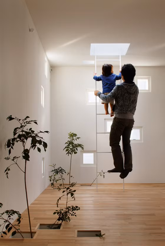 Ô cửa nhỏ đem lại nguồn sáng cho căn nhà.