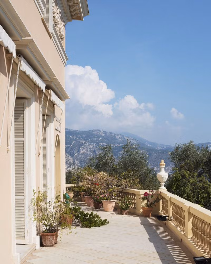 Được xây dựng vào năm 1830, Les Cèdres là tư dinh của thị trưởng Villefranche-sur-Mer từ năm 1850. Đến năm 1904, biệt thự thuộc quyền sở hữu của vua Leopold II.