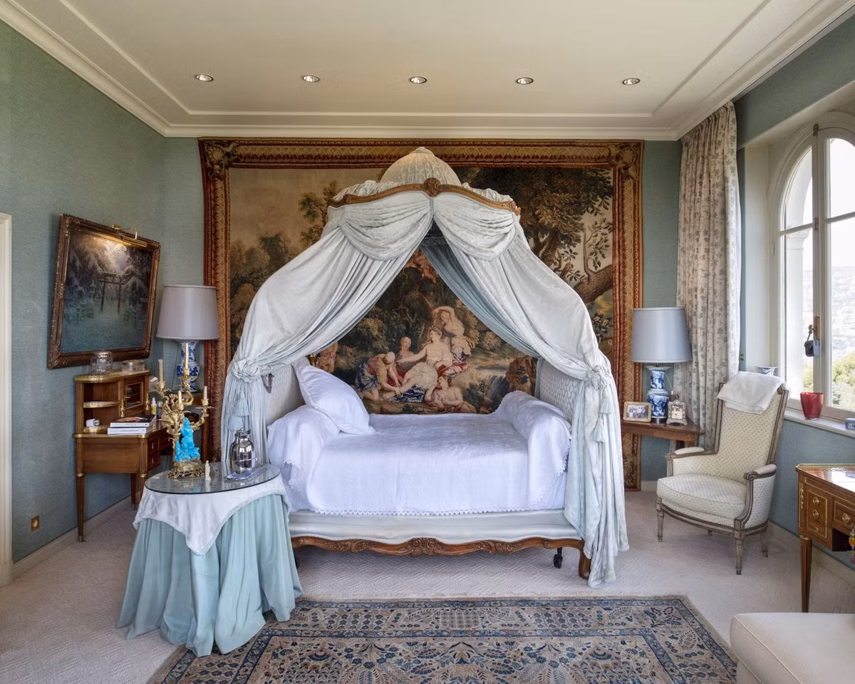 Phòng ngủ mang đậm phong cách hoàng gia.