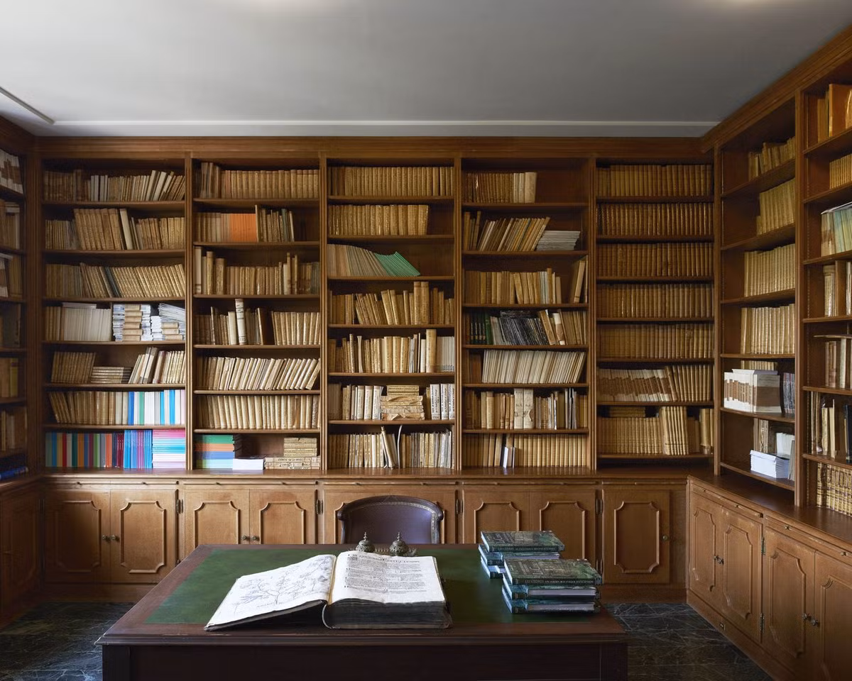 Thư viện với 3.000 đầu sách với hơn 1.640 tiêu bản thực vật quý hiếm trị giá hàng trăm nghìn Euro.