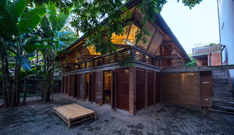 Được xây bằng chất liệu tre và gạch mộc, ngôi nhà sở hữu không gian thoáng mát, hòa mình giữa thiên nhiên. Ảnh: Designboom.