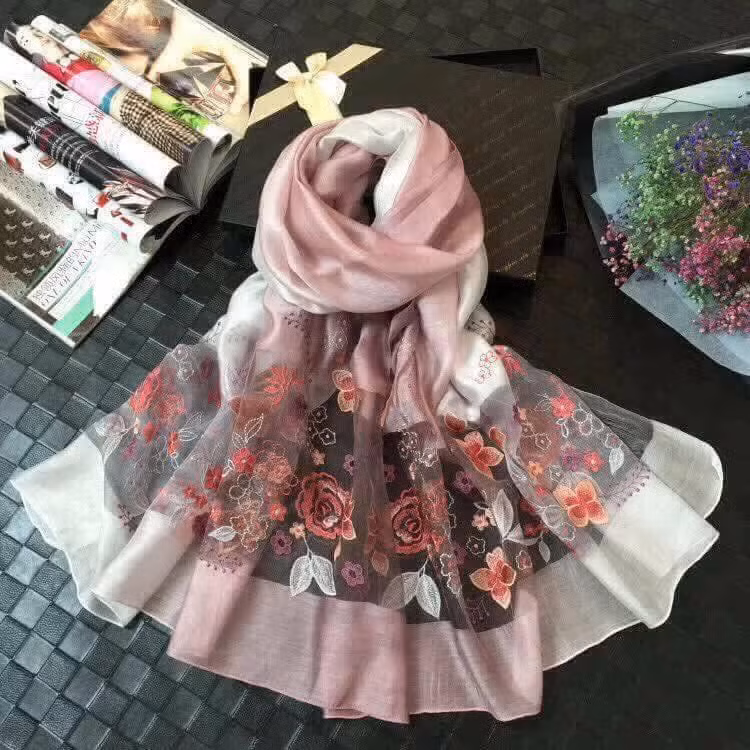 Khăn choàng là món quà phù hợp và được nhiều người lựa chọn dịp 20/10 bởi đây cũng là thời điểm tiết trời vào thu và hơi se lạnh. Ảnh: Facebook.