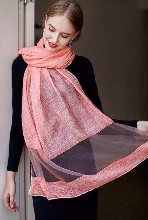 Những chiếc khăn làm từ chất liệu mỏng nhẹ như sợi cashmere, lụa, voan được ưa chuộng hơn trong mùa thu năm nay. Ảnh: Facebook.