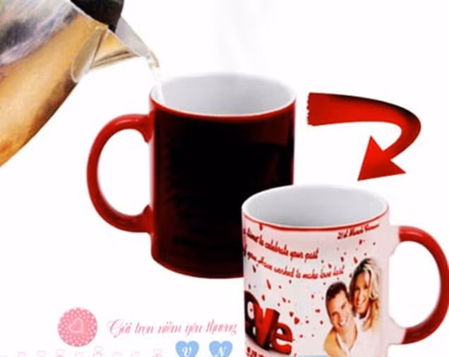 Khi rót nước nóng (hoặc nước ấm) vào cốc, hình ảnh và thông điệp in trên cốc sẽ dần dần hiện ra rất thú vị và chắc chắn gây được bất ngờ cho người được tặng. Ảnh: Muachung.