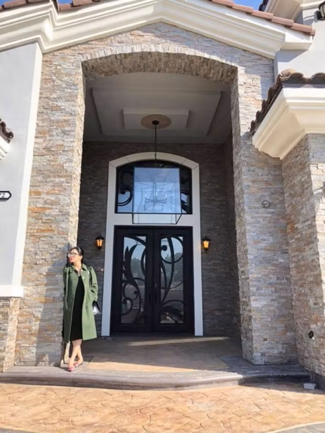 Mới đây, những hình ảnh hé lộ về căn biệt thự triệu USD của "Nữ hoàng phòng trà" Lệ Quyên tại Mỹ khiến khán giả vô cùng ngưỡng mộ. Ảnh: Dân Việt.