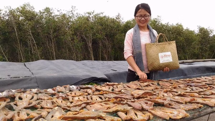 Cá được phơi trên giàn phơi, thiết kế cách mặt đất khoảng 1m, sau một giờ phơi là trở mặt cá một lần để cá khô đều. Ảnh: Khocalocmientay.