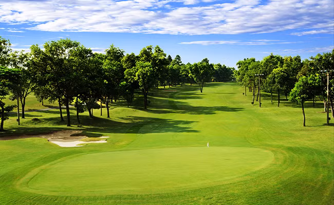 Dự án sân golf Phượng Hoàng trải rộng 311,7ha, được xây dựng theo tiêu chuẩn quốc tế với tổng mức đầu tư 38 triệu USD, được UBND tỉnh Hòa Bình cấp phép cho Tập đoàn Chamvit (Hàn Quốc). Ảnh: Golffami.