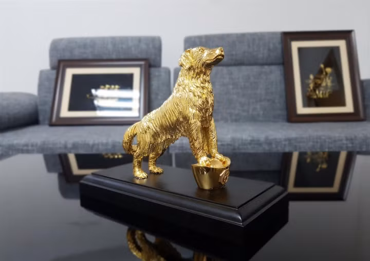 Linh khuyển phú quý mạ vàng giá 8,5 triệu đồng là tượng chú chó với dáng đứng kiêu hãnh, đôi chân đạp lên thỏi vàng vạn lượng như người cận vệ trung thành, bảo vệ tài sản cho chủ nhân. Ảnh: Golden Gift Việt Nam.