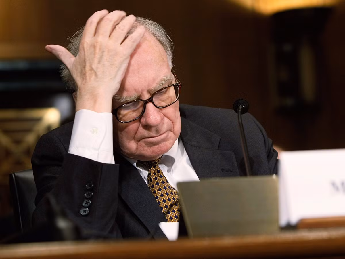 Năm 1998, Bezos trở thành tỷ phú khi Amazon ra mắt công chúng. Thời điểm đó, Warren Buffett là người giàu thứ hai thế giới với 30 tỷ USD. Gần 20 năm sau, Jeff Bezos đã giàu hơn Warren Buffett 9 tỷ USD.