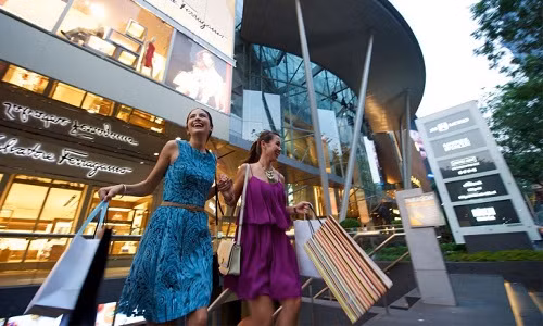 Đường Orchard là thiên đường thỏa mãn mọi nhu cầu mua sắm của bất cứ vị khách nào đến đây. Ảnh: Visit Singapore.