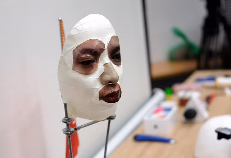 Mắt, mũi, miệng là những khu vực duy nhất được chụp ảnh/đắp silicon cho giống thật, toàn bộ bề mặt còn lại được quét và in 3D. Ảnh: Bkav.