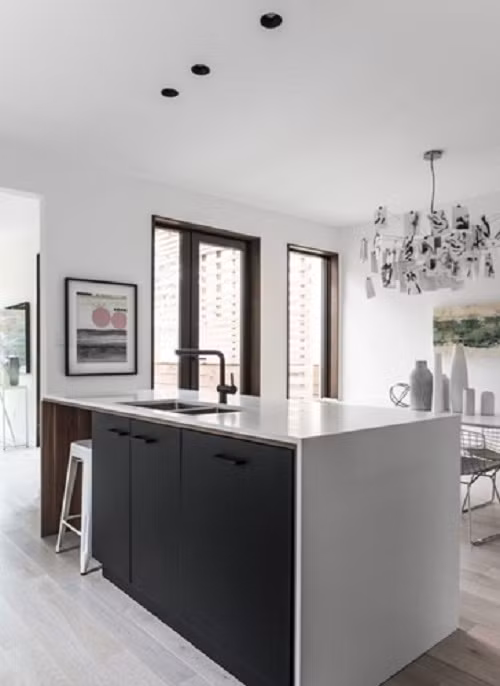 Không gian ngôi nhà cá tính với tông màu đen - trắng.