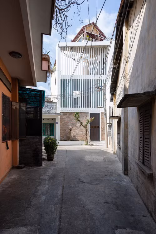 Nằm trong một con hẻm nhỏ tại TP HCM, ngôi nhà phố được bao bọc bởi các công trình kiên cố lân cận.