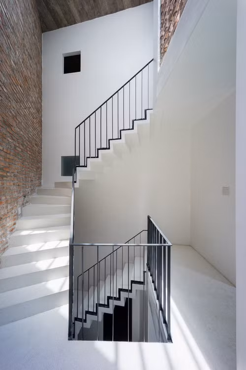 Cầu thang ngập ánh nắng.