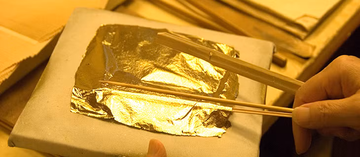 Bí quyết để làm nên những lá vàng siêu mỏng như thế này là tờ giấy ganpishi truyền thống. Ảnh: JapanProduct.