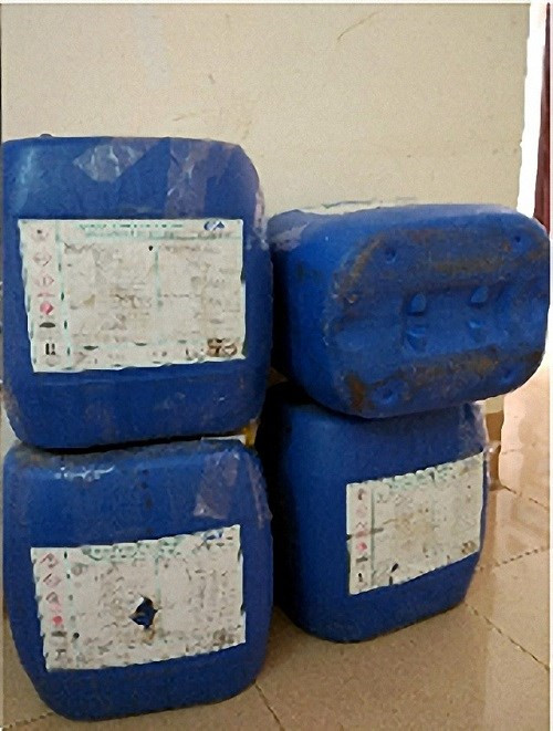 Thùng hóa chất không rõ nguồn gốc được chủ cơ sở dùng tẩm ướp cá hấp.