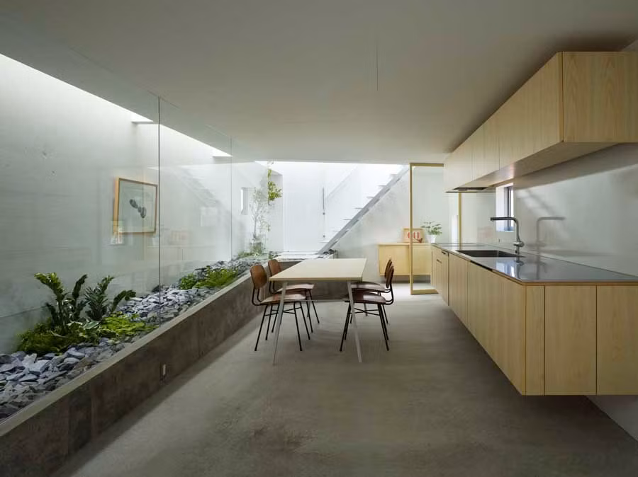 Cây xanh bao trọn không gian phòng bếp.