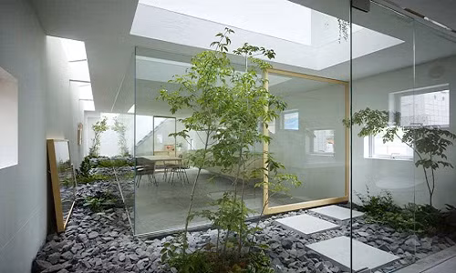 Chính vì thế, giải pháp cho căn nhà ống với diện tích 42m2 này chính là khoảng sân vườn trong nhà.