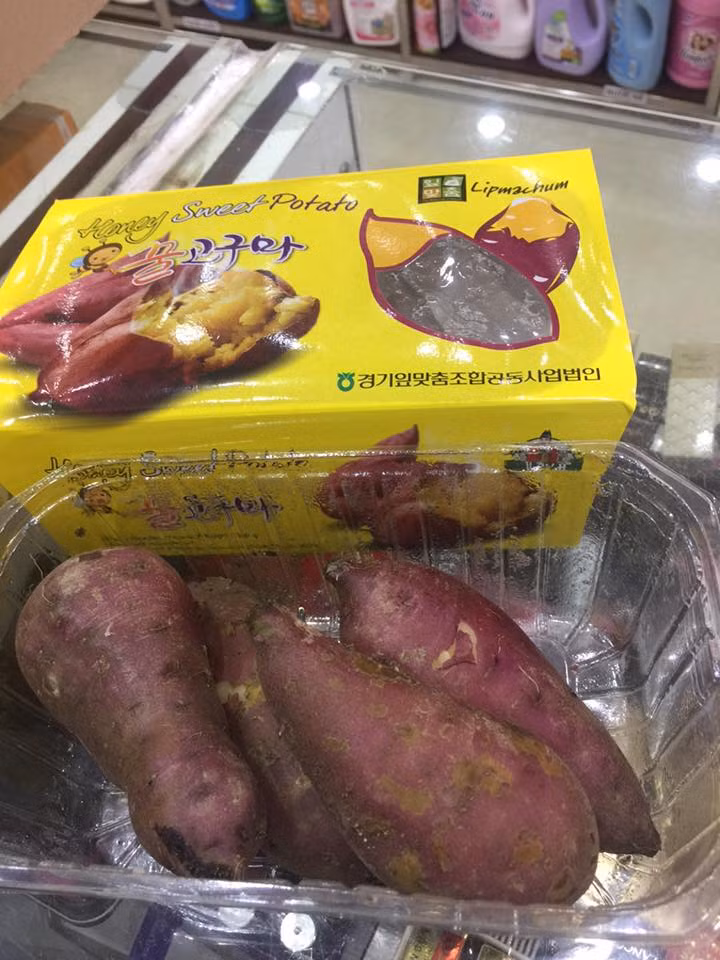 Nhìn bên ngoài, khoai lang Hàn Quốc không khác khoai lang Việt Nam. Ảnh: Facebook.