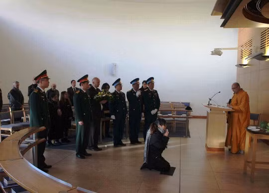 Lễ tang của phi công Nguyễn Thành Trung tại Anh. Ảnh: CTV