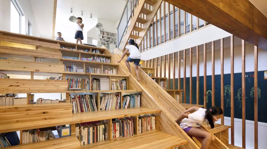 Cầu thang gỗ kết hợp giá sách và cầu trượt cho bọn trẻ vừa học vừa chơi. Ảnh: Homedit.