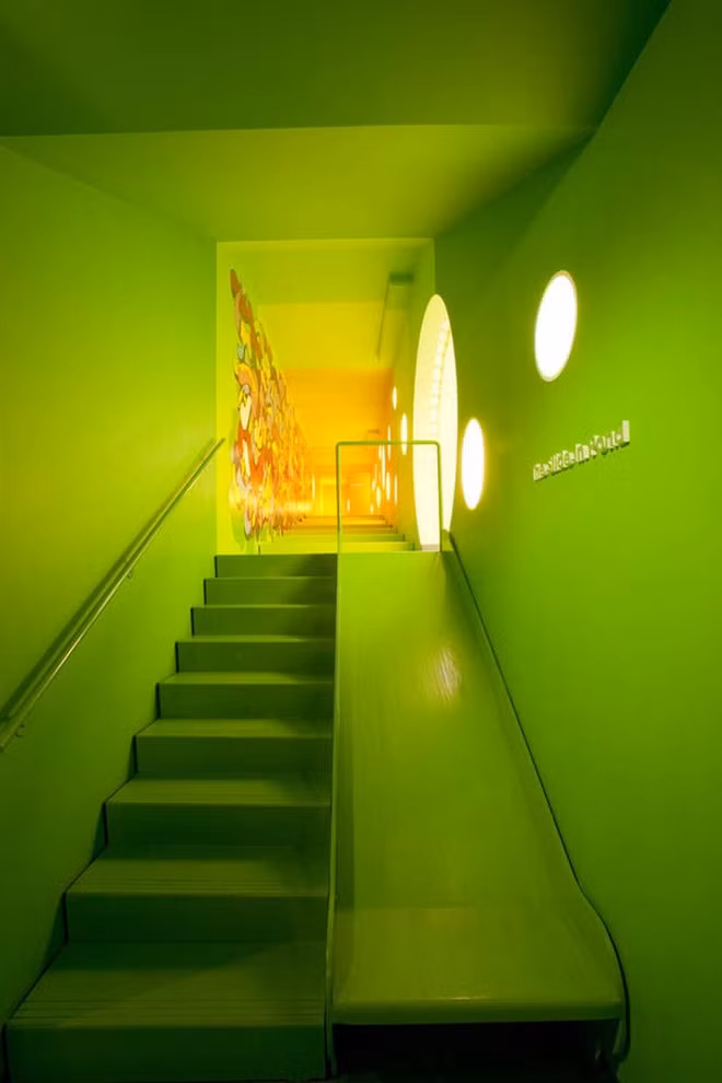 Màu xanh nổi bật cho khu vui chơi thêm bắt mắt. Ảnh: Homedit.