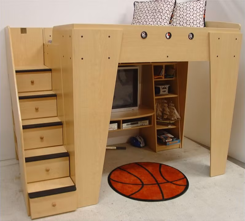 Bên cạnh cầu thang là khu giải trí của trẻ. Ảnh: Bunk Beds HQ.