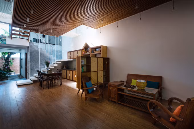 Nội thất gỗ lên màu theo thời gian trong phòng khách là kỷ vật hoài niệm từ ngôi nhà cũ của người cha ở một vùng cao nguyên.