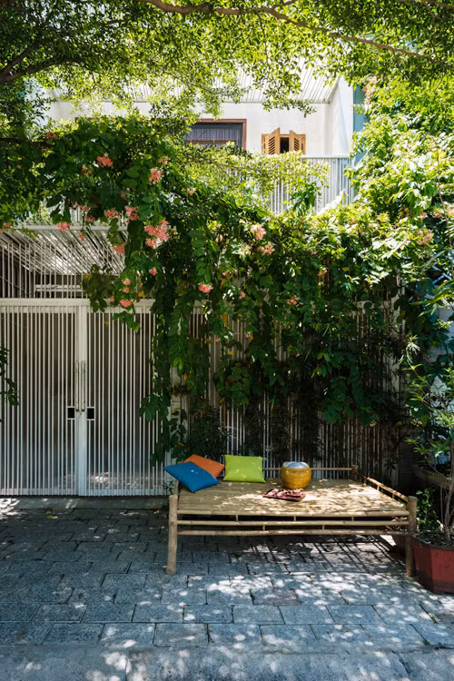 Ngôi nhà được che nắng bởi hàng cây trước nhà. Nguồn ảnh: Archdaily.