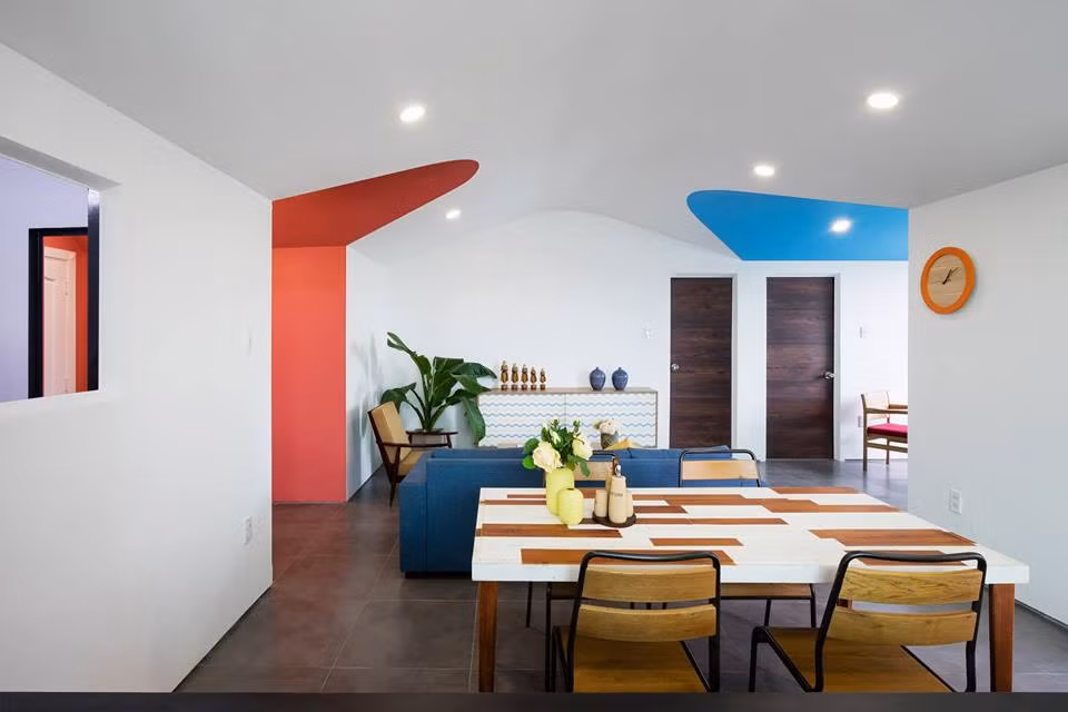 Nhằm tạo cảm giác không gian rộng, thoáng hơn so với diện tích thực, nhóm thiết kế sử dụng kĩ thuật uốn thép, đổ thạch cao.