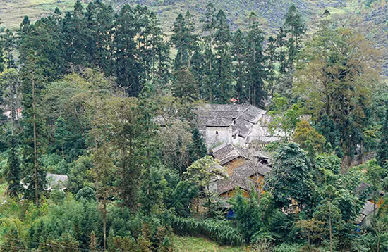 Dinh thự vua Mèo có ảnh hưởng kiến trúc của 3 nền văn hóa: Trung Quốc, người Mông và Pháp. Toàn bộ khu dinh thự do một người thợ quê gốc Nam Định thiết kế và hoàn toàn do đồng bào người Mông làm thủ công.