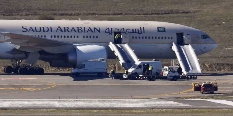 Hồi tháng 8, hãng hàng không Quốc gia Saudi Arabia phải chịu một cơn bão chỉ trích trên các phương tiện truyền thông khi đưa ra bảng quy tắc trang phục dành cho hành khách. Ảnh: BI.