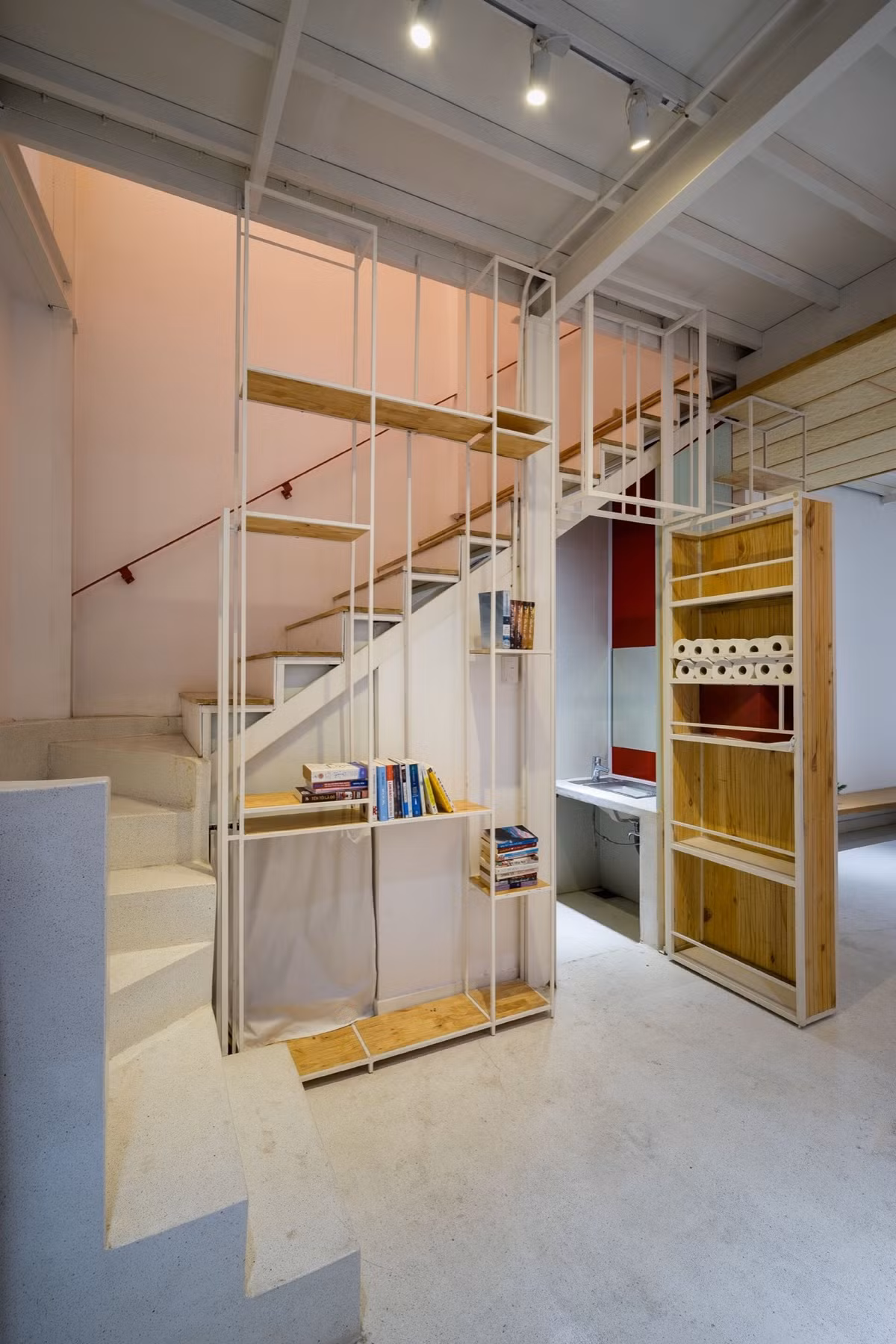 Cầu thang kết hợp với giếng trời rộng giúp lấy ánh sáng và đón gió cho toàn bộ ngôi nhà.