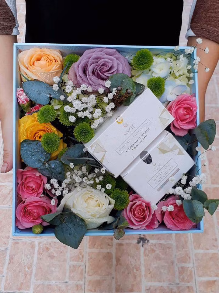 Một mẫu hộp hoa kết hợp quà tặng lạ mắt và ý nghĩa. Hoa FB Đặng Phương Thúy.