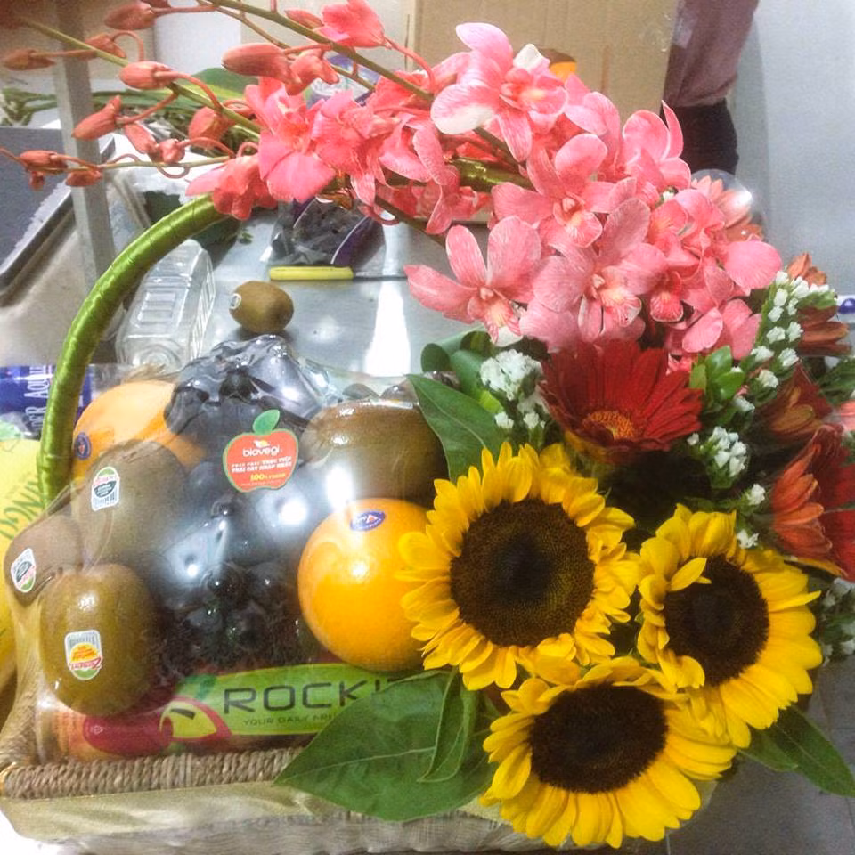 Sự kết hợp đầy sắc màu của hoa và trái cây chắc chắn là quà tặng thầy cô 20/11 thật sự độc đáo và ý nghĩa. Ảnh: FB Nhàn Lê.