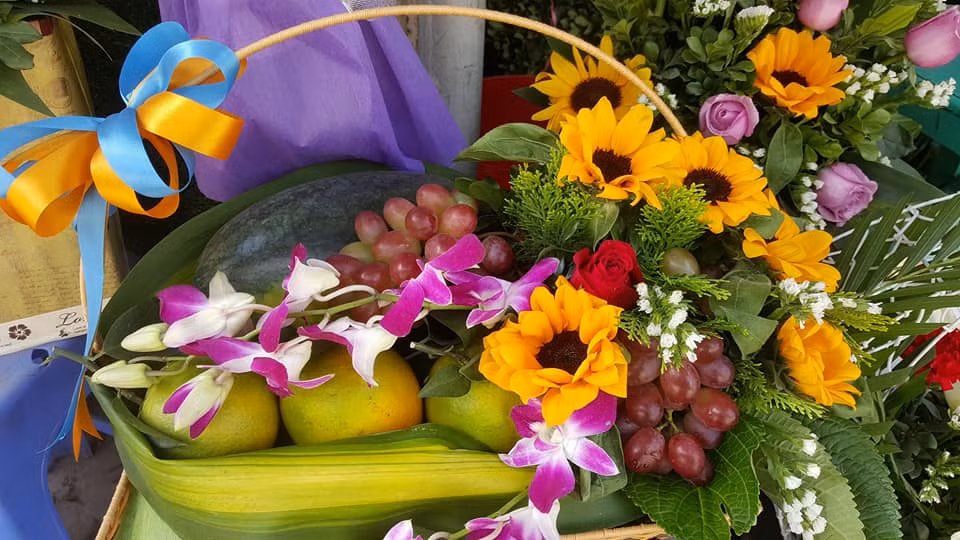 Năm nay, những giỏ hoa kết hợp trái cây nhập khẩu được khá nhiều khách hàng lựa chọn. Ảnh: Facebook NaNa Flowers.