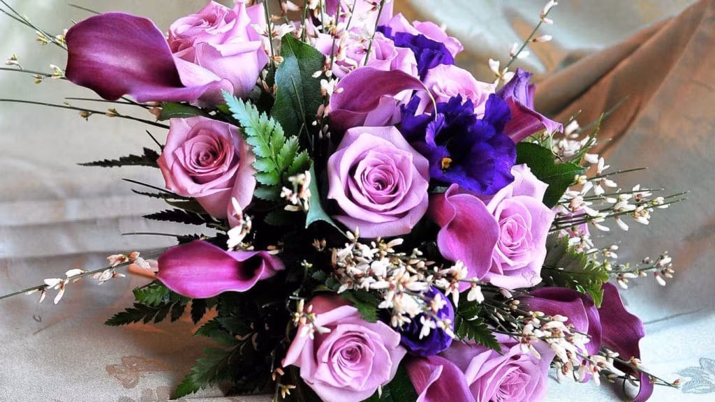 Bên cạnh kiểu bó hoa truyền thống, bạn có thể chọn những bó hoa phá cách để tạo dấu ấn riêng. Ảnh: Internet.