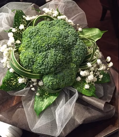 Không chỉ kết hợp với quả, hoa còn có thể kết hợp với rau xanh tạo nên món quà lạ mắt. Trong ảnh: Hoa kết hợp súp lơ xanh rất mang một phong cách rất riêng. Ảnh: Adayroi.