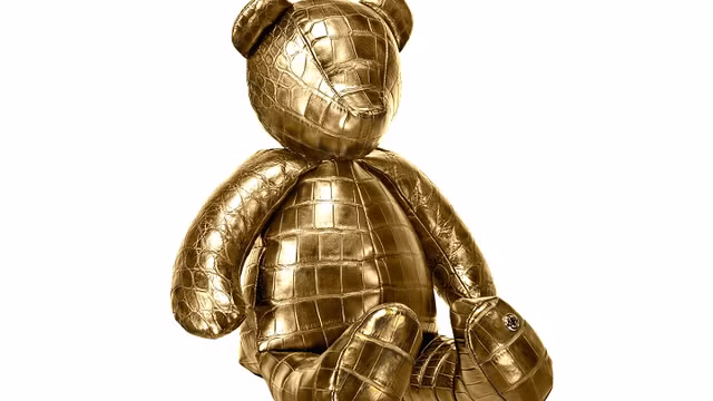 Gấu bông bọc bằng da cá sấu và bên ngoài phủ lớp vàng 24k (32.000 USD) là món quà siêu xa xỉ trong mùa Giáng sinh của các bạn trẻ. Ảnh: CNBC.