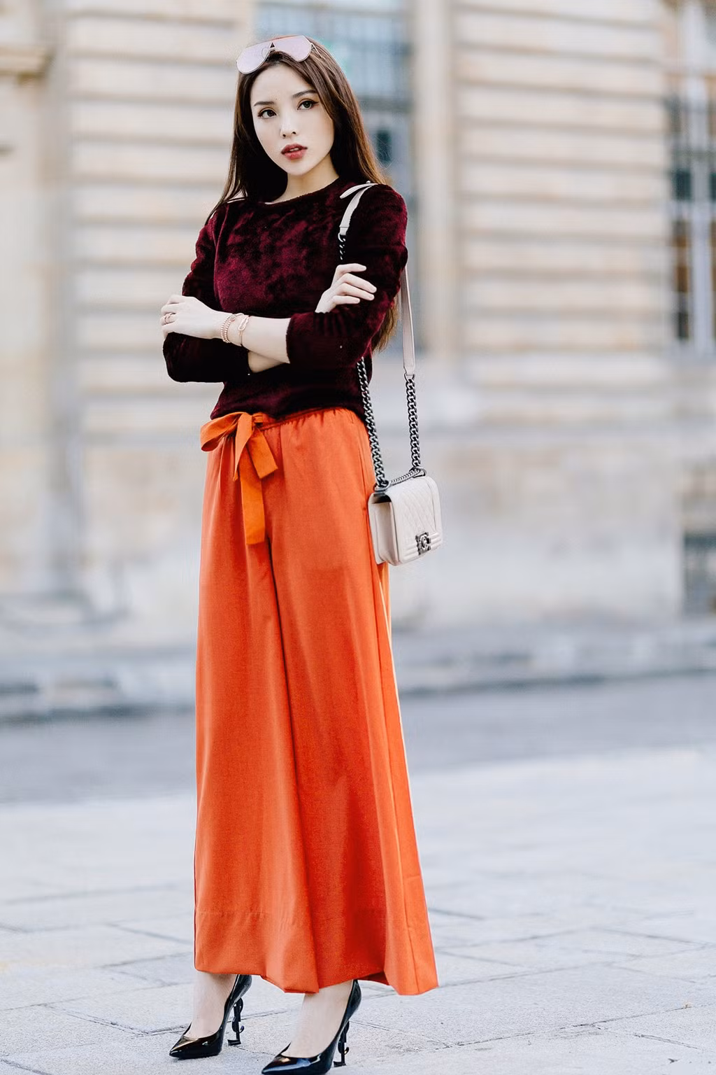 Người đẹp sử dụng kính của thương hiệu Fendi, giày cao gót của nhà mốt Saint Laurent Paris đình đám. Ảnh: Zing.