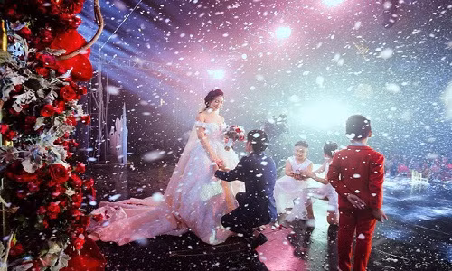 Đầu tháng 7, nhiều trang mạng xã hội Việt đồng loạt chia sẻ hình ảnh về một đám cưới xa hoa với hội trường rộng 5.000 m2 tại Đông Anh, Hà Nội. Ảnh: L'amant Studio.