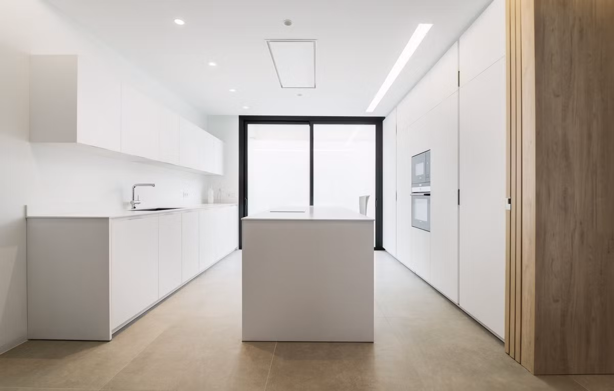 Phòng bếp sang trọng, tinh tế với gam màu trắng muốt.