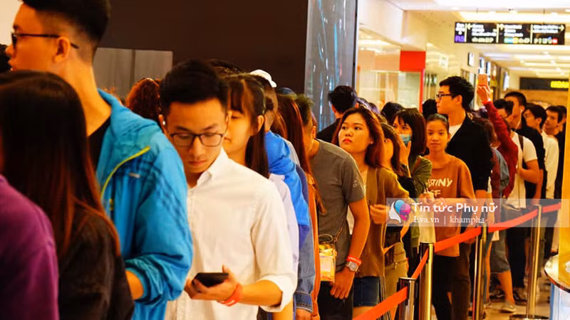 Mặc dù đông đúc nhưng an ninh được kiểm soát chặt chẽ, hàng lối được xếp ngay ngắn.