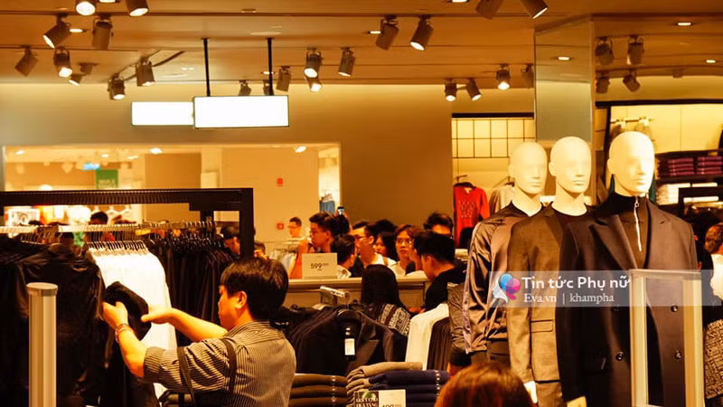 Những vị khách may mắn đầu tiên tại store.