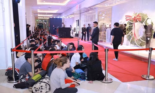 Từ đêm, đã có rất nhiều người xếp hàng chờ H&amp;M chính thức khai trương. 