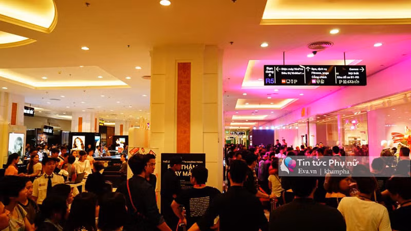 Rất nhiều người chưa đến lượt vào mua sắm.