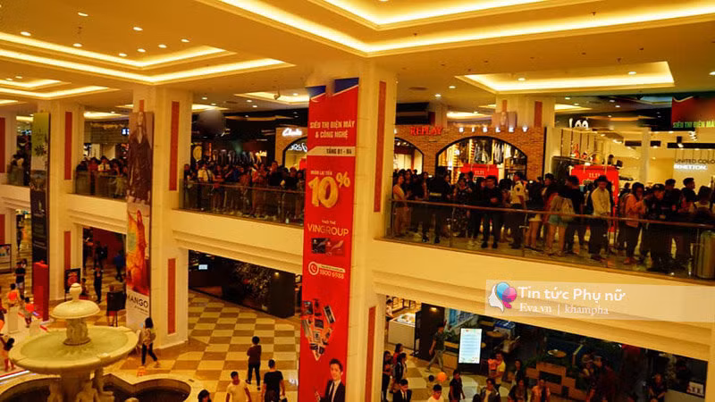 Sự cố xảy ra khi nhân viên thông báo đã hết dây đeo tay vào cổng. Đây là dây đeo bắt buộc được nhân viên phát trước khi khách vào mua sắm. Những người phải chờ đợi lâu khi xếp hàng từ 2 giờ sáng đã bày tỏ sự bức xức trước thông tin này