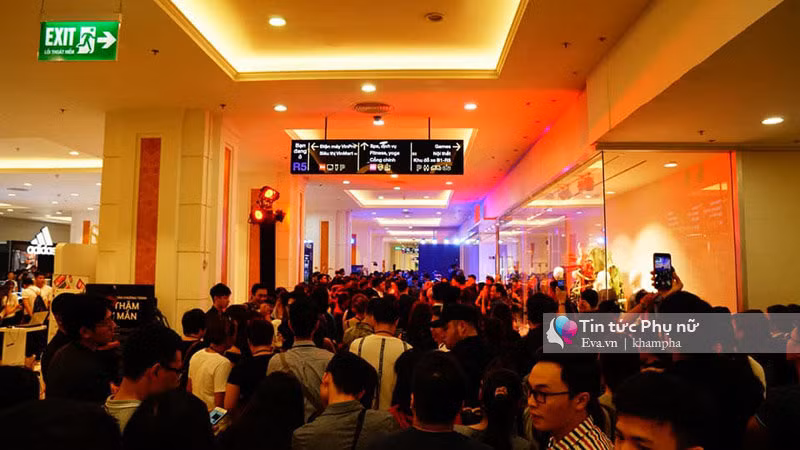 Không chỉ các chị em, nam giới cũng háo hức được lựa chọn những món đồ từ thương hiệu này.