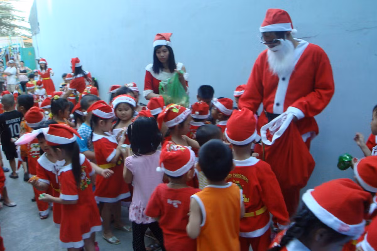 Giá dịch vụ phát quà Noel tính theo thời gian chuyển quà sớm hay muộn. Nếu chuyển quà sớm, những ngày trước Noel và trong phạm vi gần 2 – 3 km, giá từ 30.000 – 40.000 đồng/lượt. Ảnh: Viet Green Media.